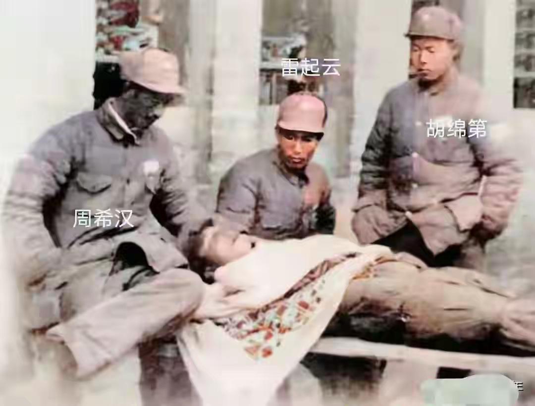 1947年，楚大明牺牲后，战友们望着他的遗体，心里很难受。

谁都不愿意相信眼前