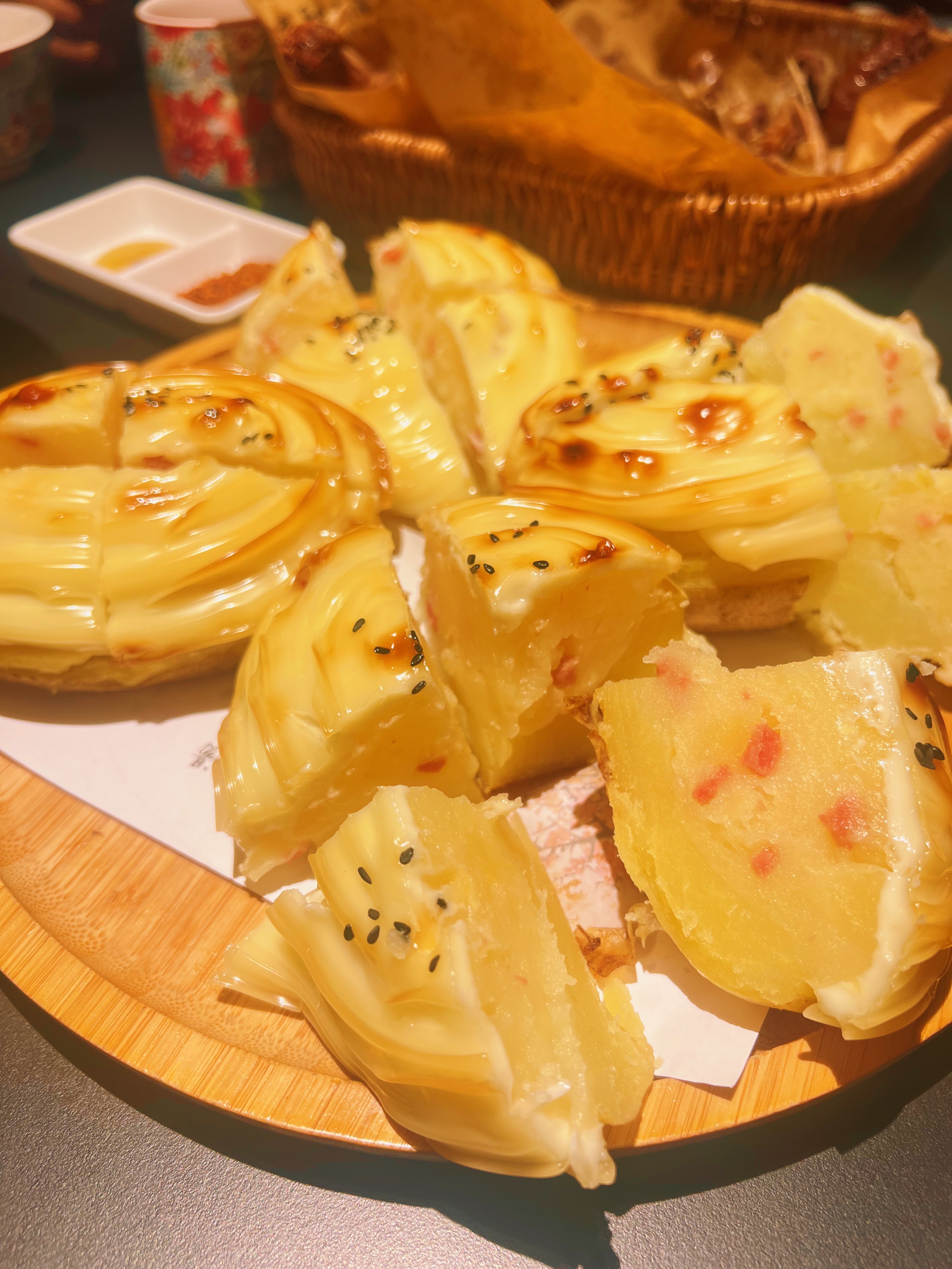 土豆就应该搅成泥，烤的糊糊的~发明这个吃法的人，简直是天才，太懂土豆了！ 