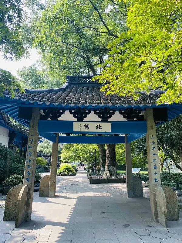 每日一诗，请欣赏。
        题北榭碑
           李白
一为迁