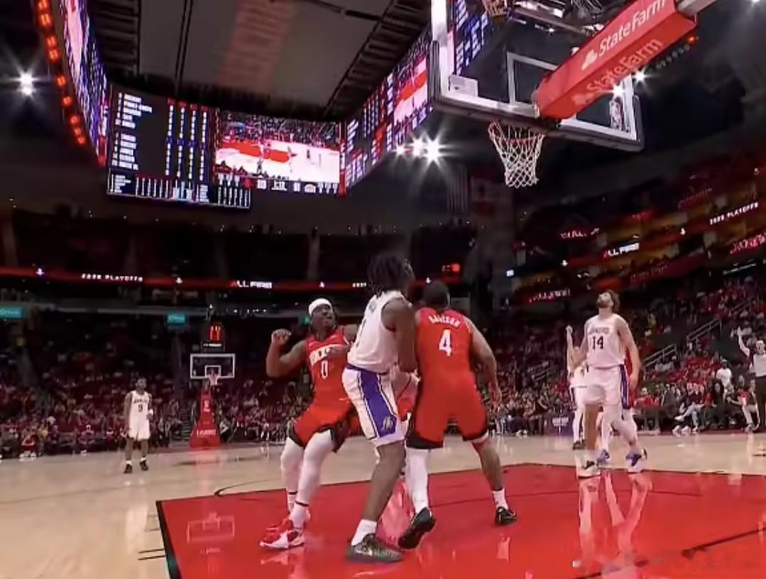 火湖G4，裁判威廉姆斯驱逐三人引发争议，此前曾遭布克点名炮轰今日NAB季后赛，火