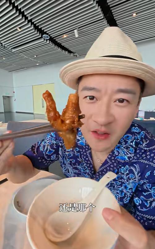 曹云金一边跑全国巡演，一边到处打卡美食，这小日子过得属实惬意。日前到深圳还去吃早