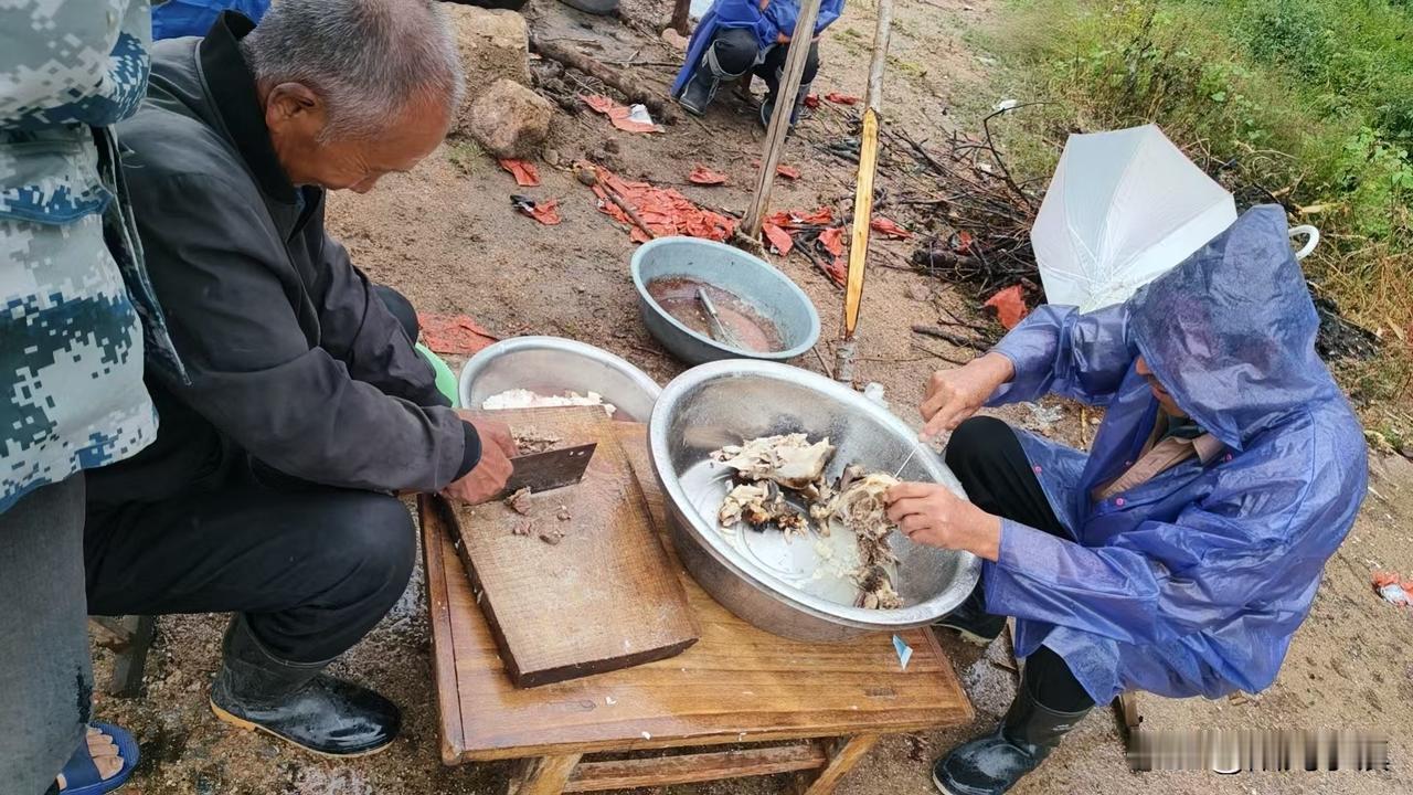 今天我们村里，老少爷们冒雨煮羊……

我们当地的习俗，八月十五吃羊肉。三户四户、