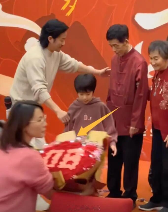 吴京为父亲庆80大寿  吴京为80岁父亲庆生 吴京为父亲庆80大寿，长得像他妈妈