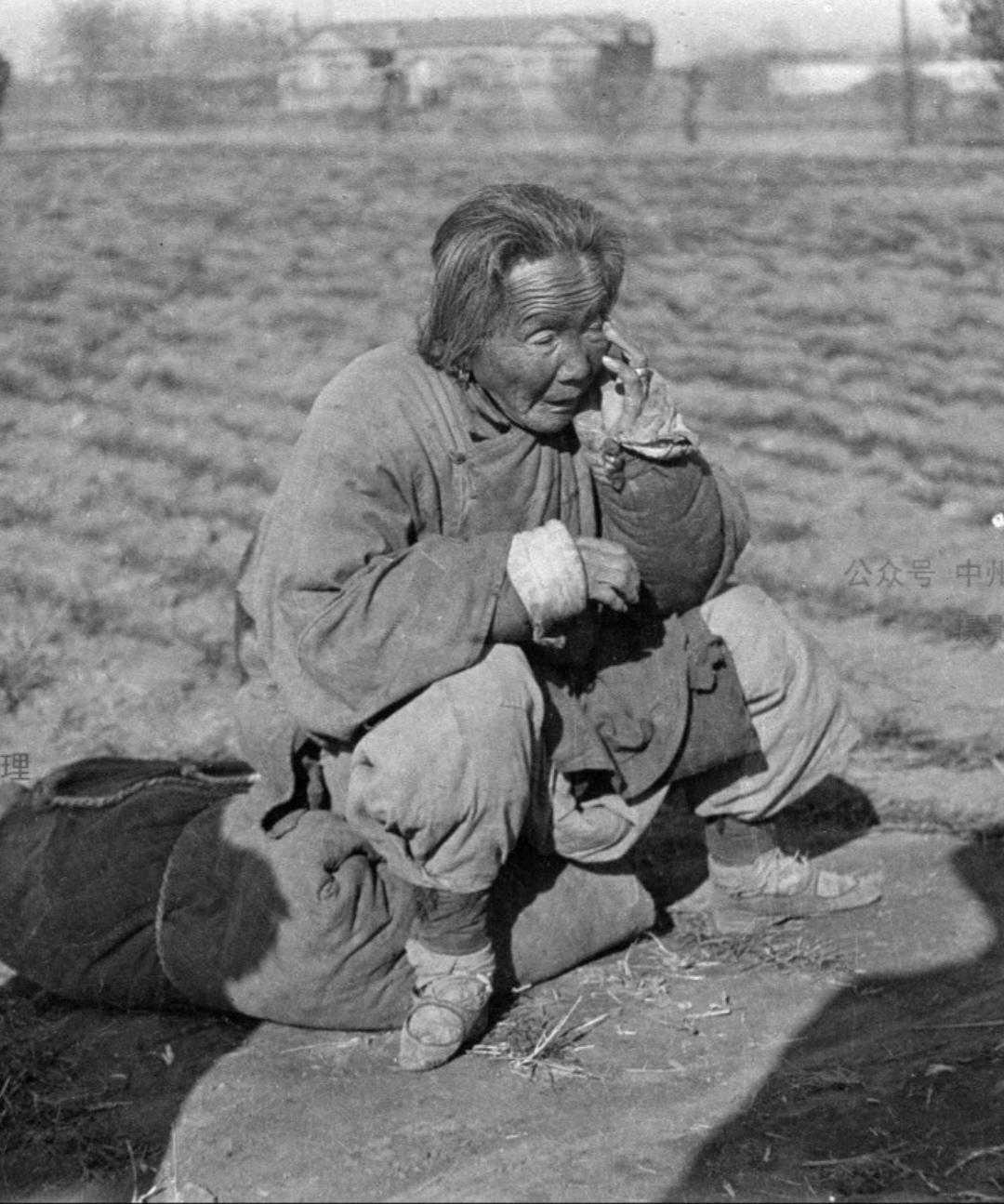 1917年天津海河大水灾，逃难的贫苦老妇人，那时海河流域暴雨泛滥、河堤...