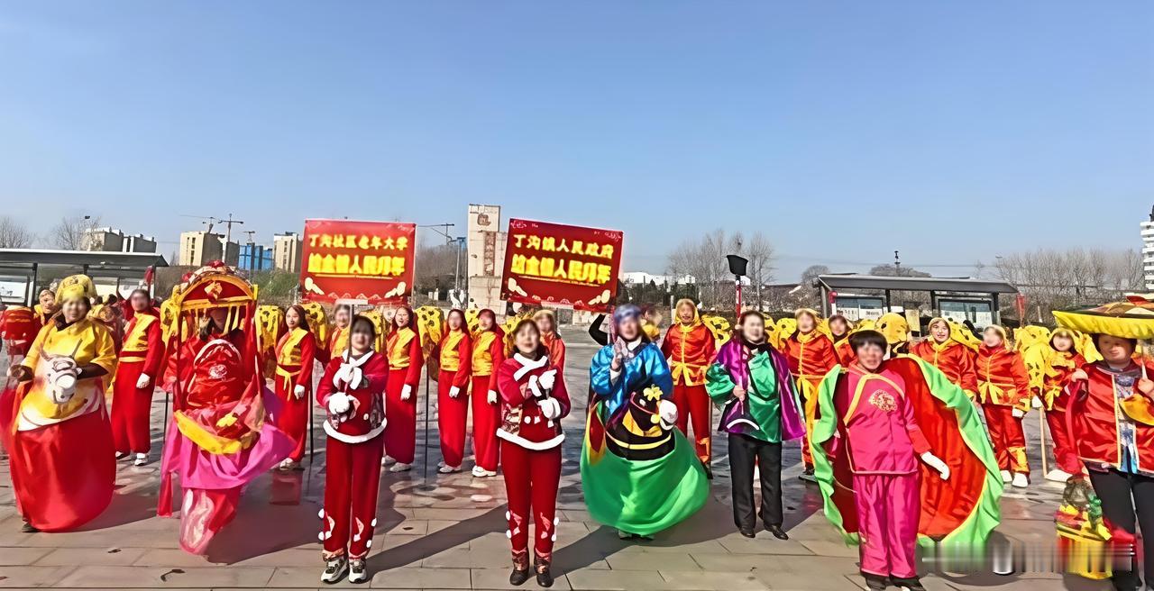 扬州江都年味拉满！丁沟民俗踩街太热闹啦🧨
 
谁还没感受过扬州乡下的新春氛围？