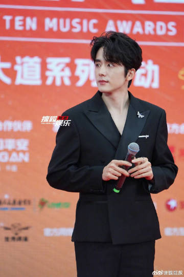 歌手张新成首个红毯张新成第一次以歌手身份参加盛典 默默深耕音乐多年终于迎来绽放，