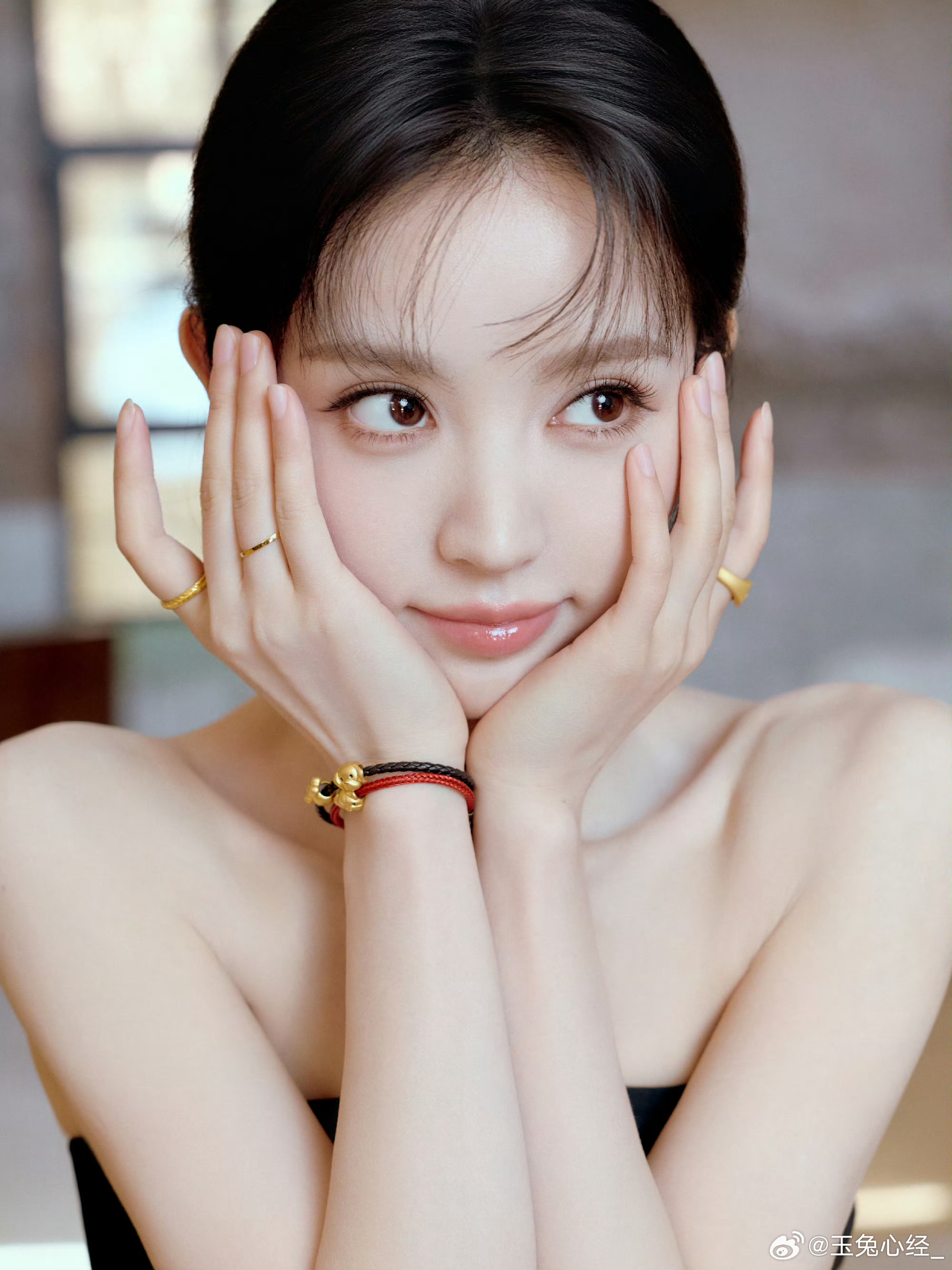 田曦薇周也有刘海无刘海对比图，怎么感觉田曦薇没有周也能打啊？ 
