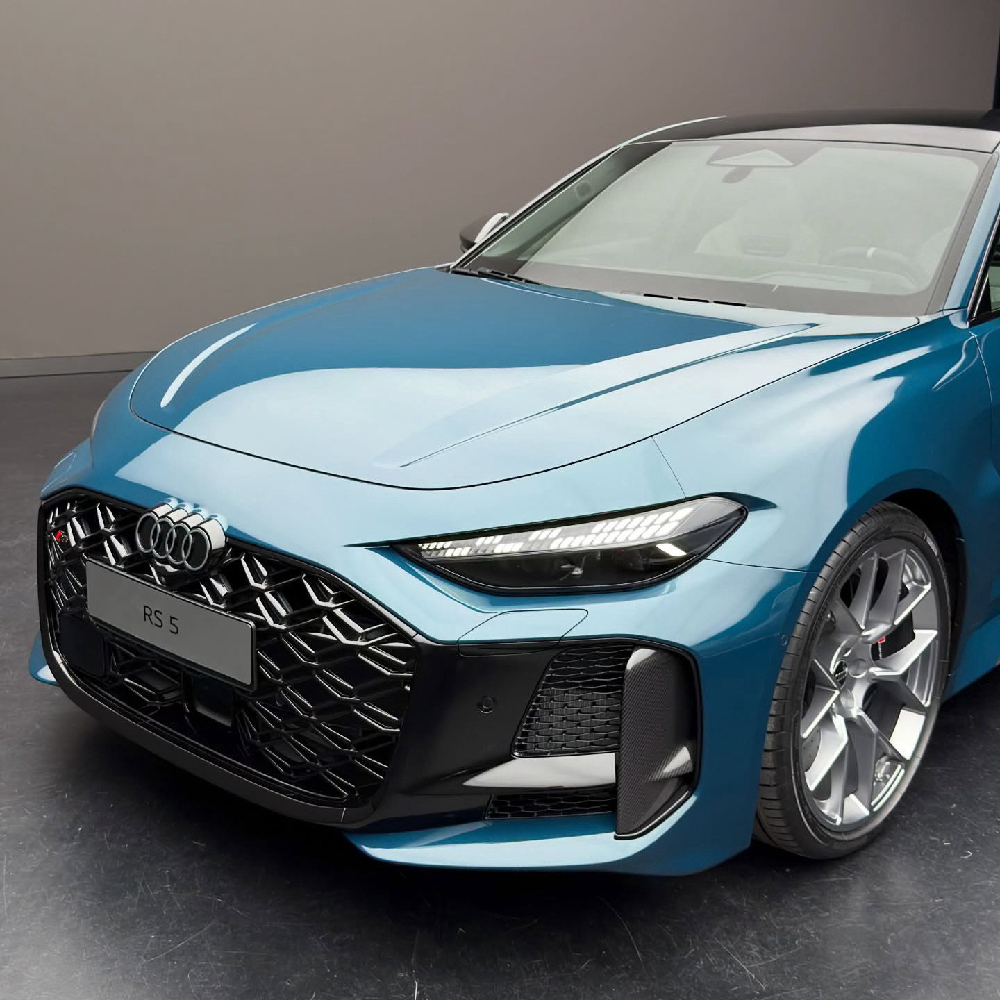 新2026奥迪RS5轿车版本😍主要信息：- 首款插电式混合动力RS车型- 2.