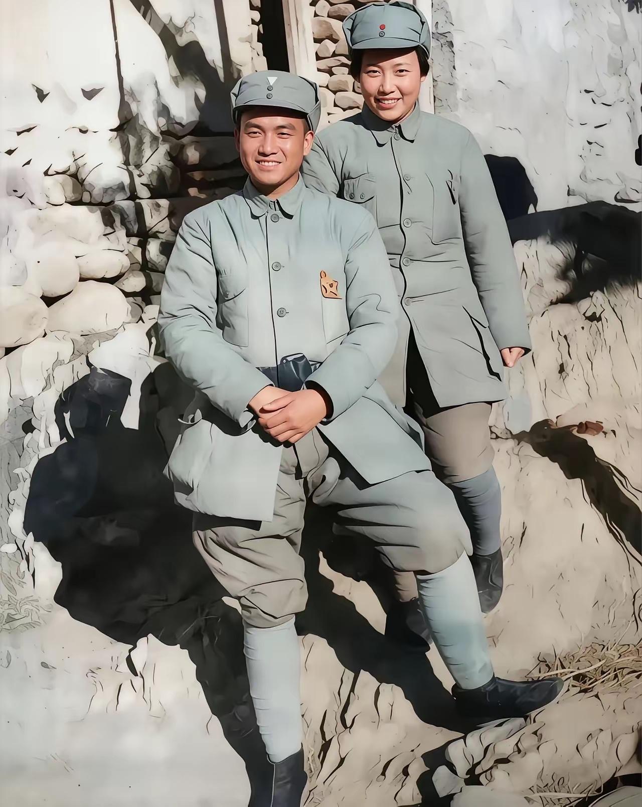 1935年6月，28岁的萧克和19岁的蹇先佛在湖南大庸办完简单婚礼，留下这张新婚