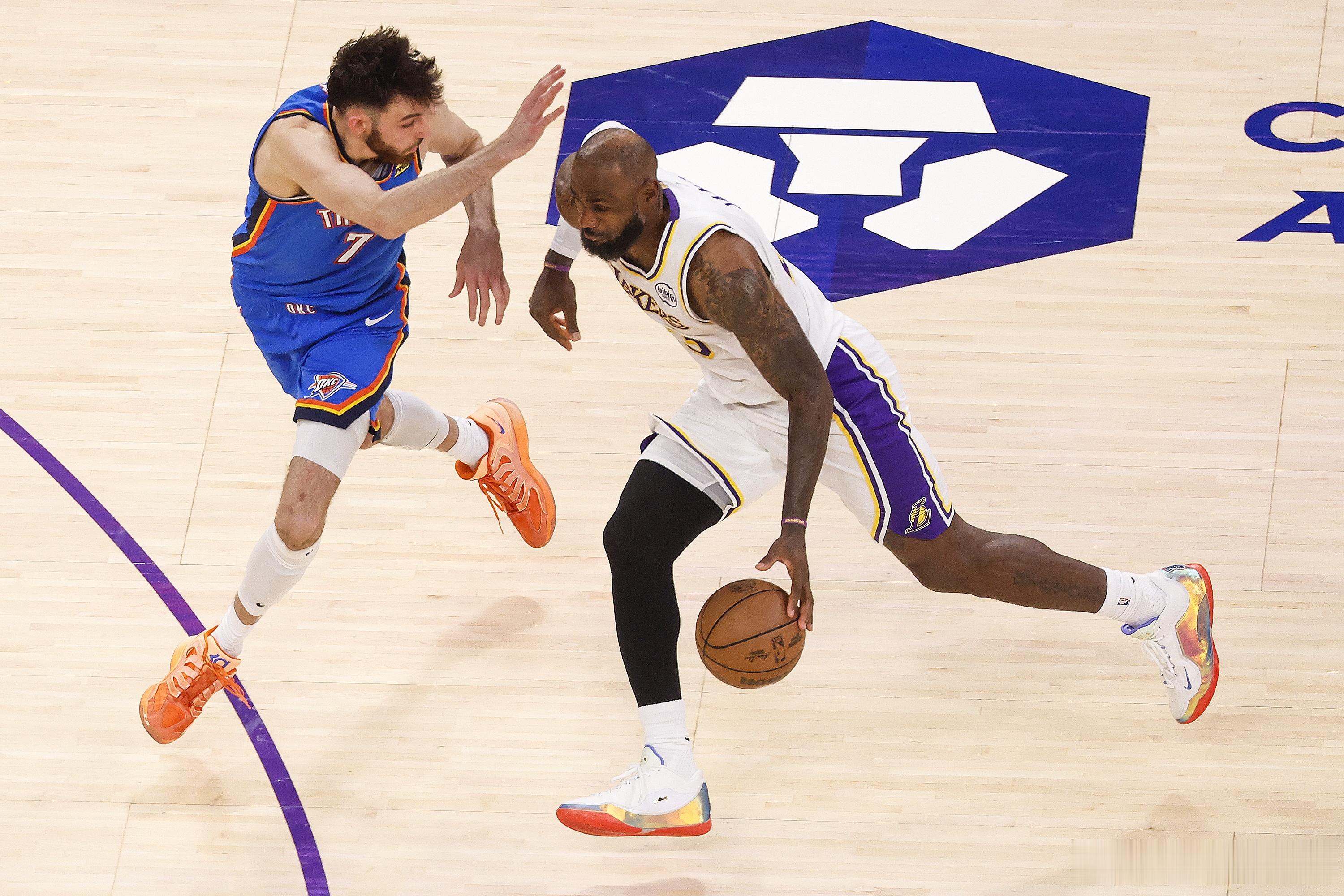 5月24日讯 近日，NBA名宿查尔斯·巴克利在《体育画报》的播客节目中，谈到了勒