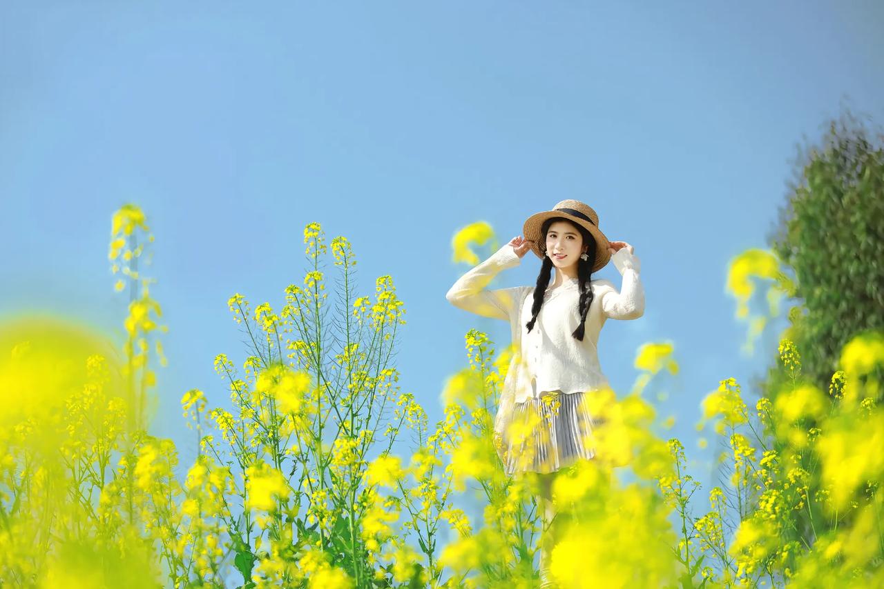 阳光明媚，花海中她笑得灿烂。
