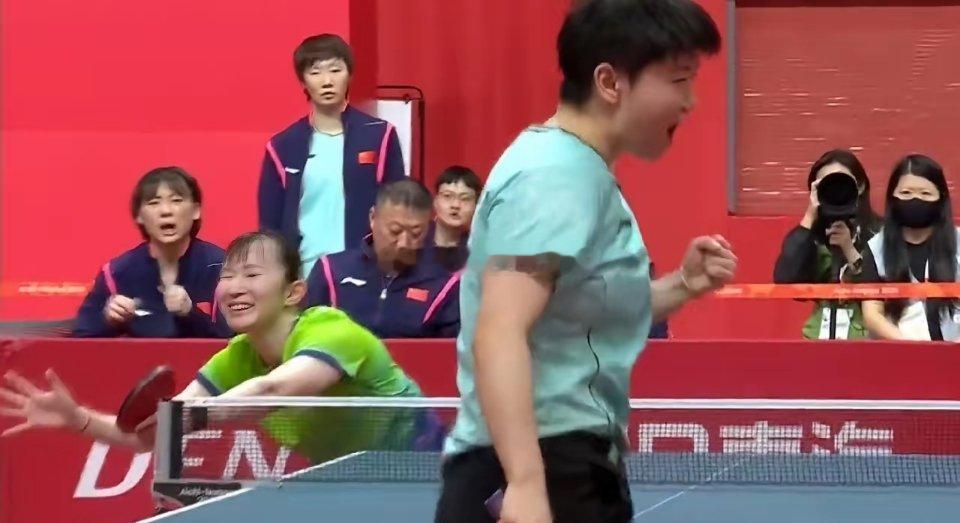 笑死我了！亚运会女团决赛国乒VS日乒首盘，早田希娜1:3不敌孙颖莎，输球的早田希