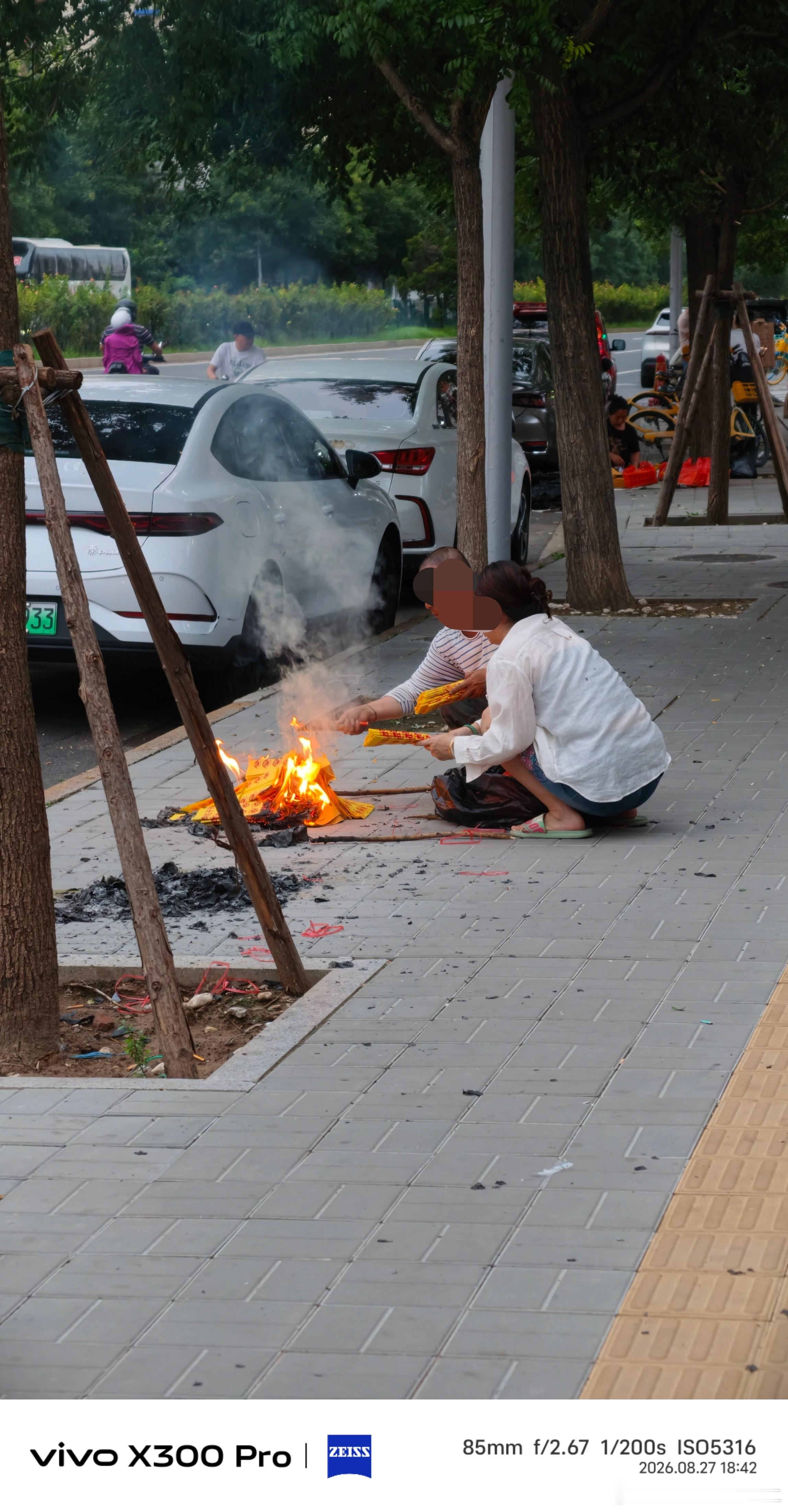 满大街烧纸味，破坏公共环境，真没素质 ​​​