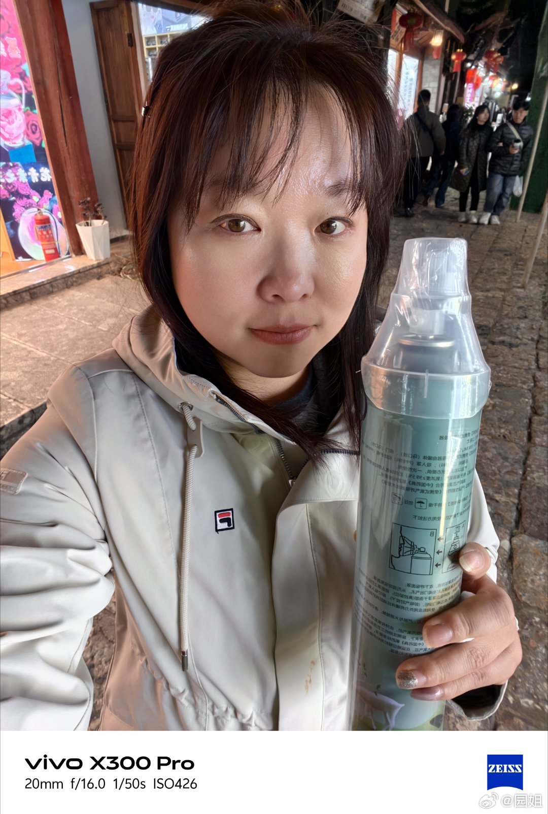 一生好强的园姐，夹着氧气瓶也要把丽江古城逛，坚决不服输