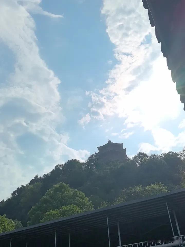 坐在图书馆的露天花台上，举目仰望，是山顶的的魅星阁，在蓝天白云的映照下，格外实兀