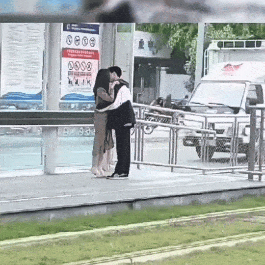 这个小姐姐太憨了！
看见人家在接吻还上前盯着看，
把小情侣都吓懵了，女生害羞的跑