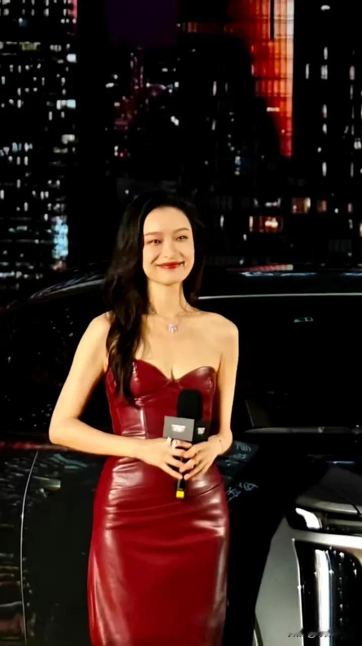 倪妮昨日线下饭拍[送花花]美颜的低胸皮裙 ​​​