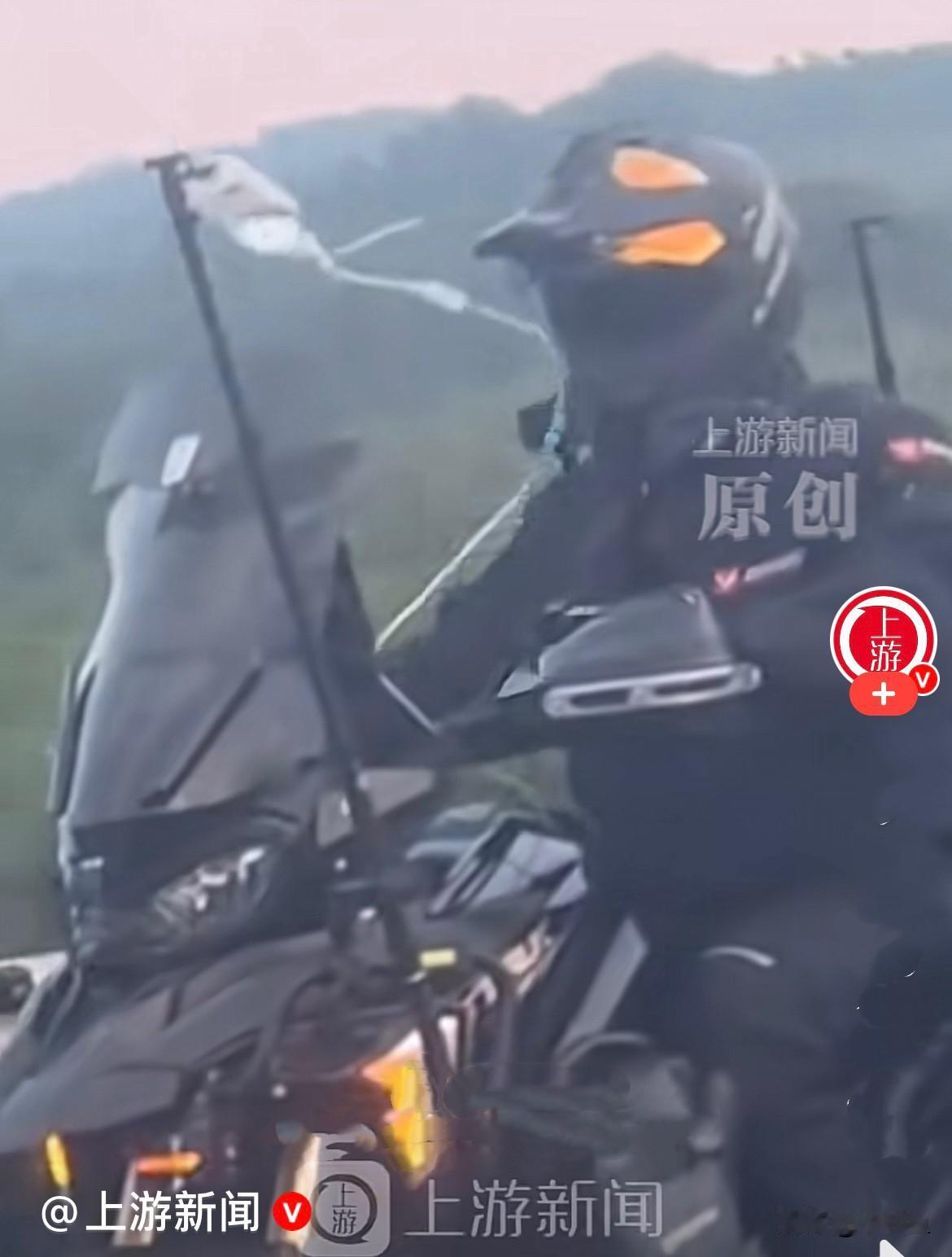 近日，辽宁沈阳高速路上，一位男子离谱到家，他一边输液、一边骑着摩托车在道路行驶，