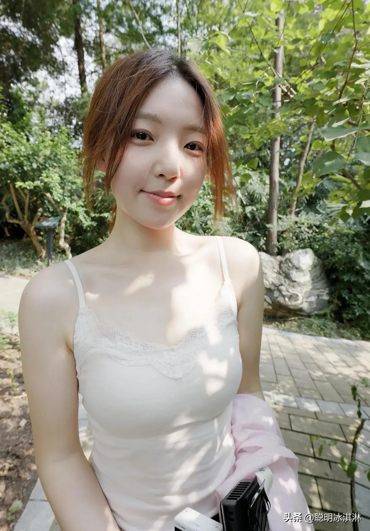 夏日炎炎，怎么少得了清凉吊带？  
轻盈飘逸，尽显优雅气质，   
自信出街，做