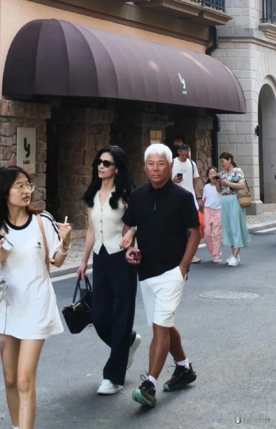 想不到巫启贤私下里和老婆这么有型，他老婆气质真好，高级感十足，俩人行走在街头都好