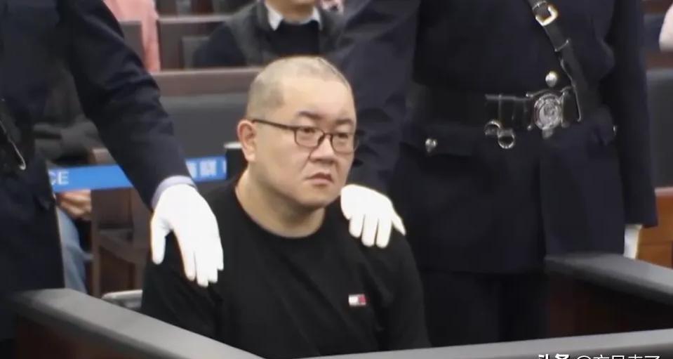2018年，昆明一个KTV门口打架，被抓的人，让警察都懵了。这人，是20年前就该