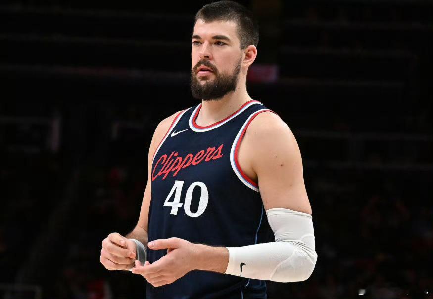 NBA杯，快船双加时133-127险胜独行侠。本场比赛，快船中锋祖巴茨发挥不错，