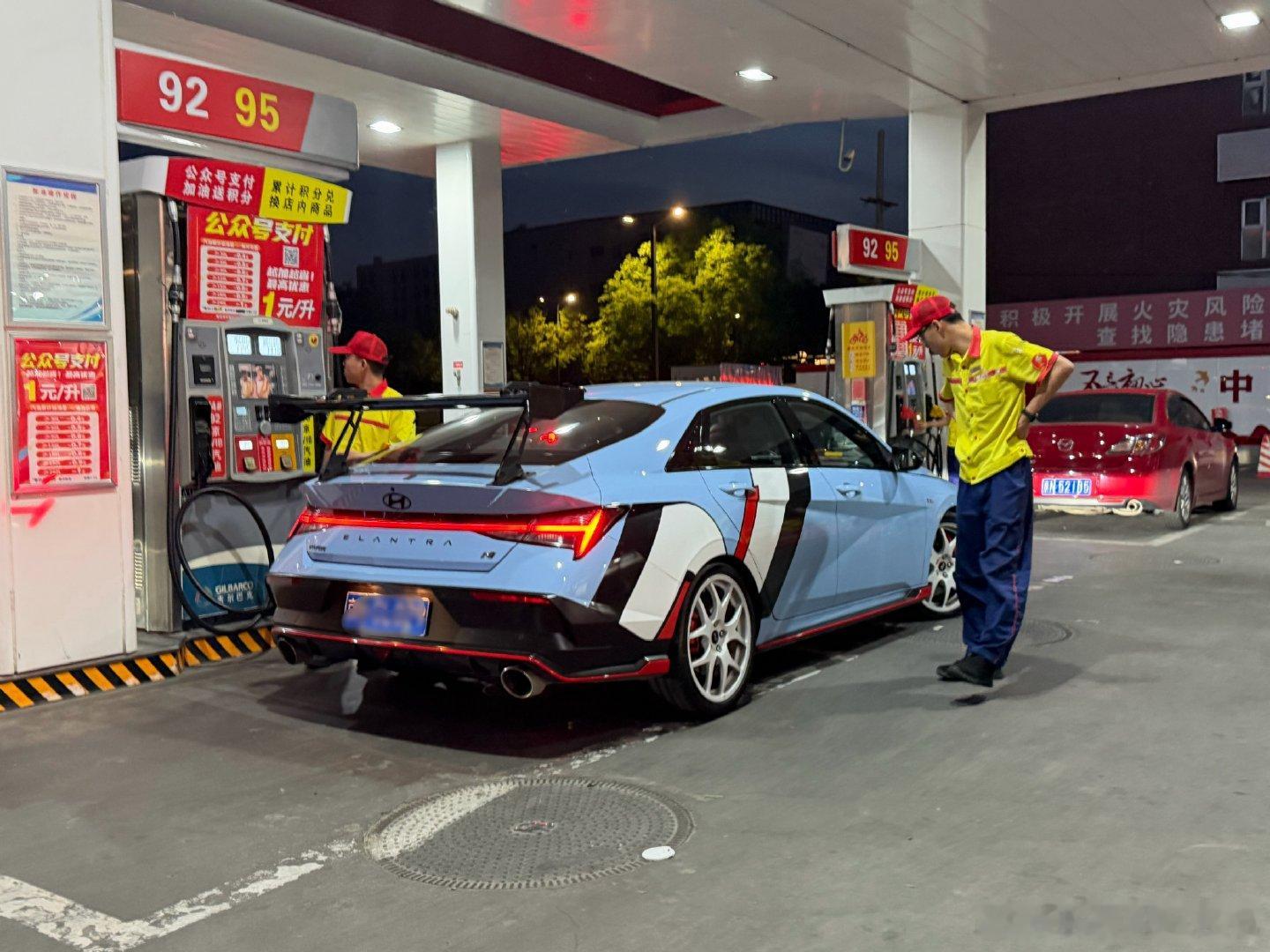 你说加油小哥看着这大尾翼，在想什么呢？凯文聊车