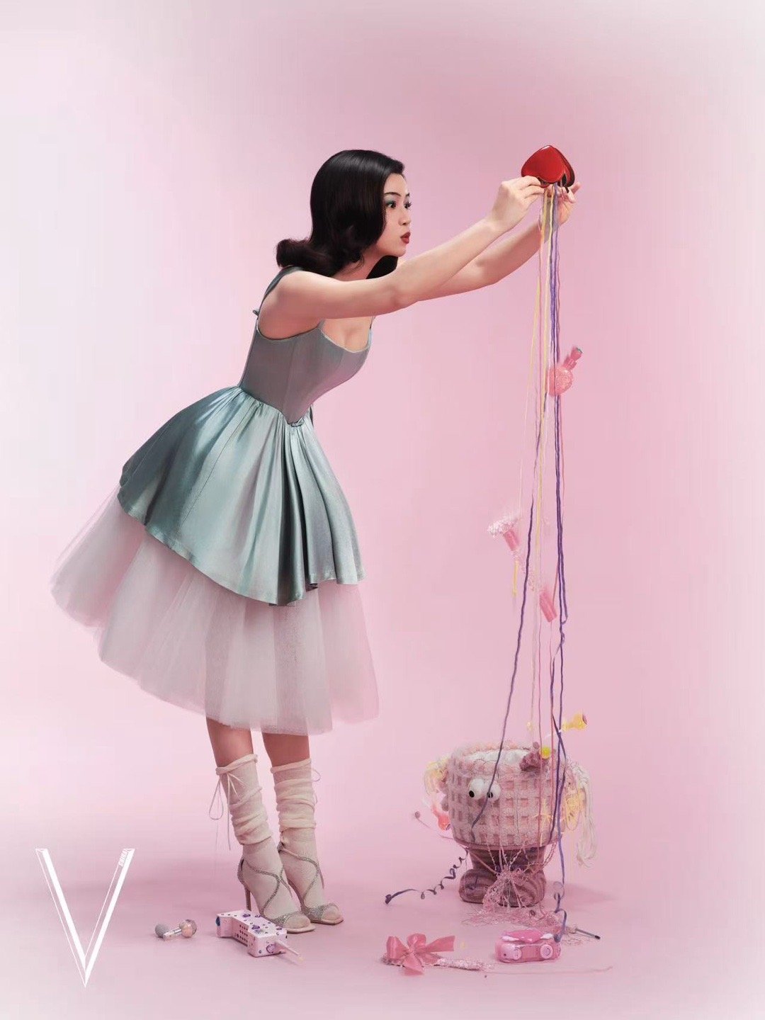 V中文版陈妍希千禧绮梦大片 V中文版陈妍希破茧时刻 千禧复古风精准狙击！《V》刊