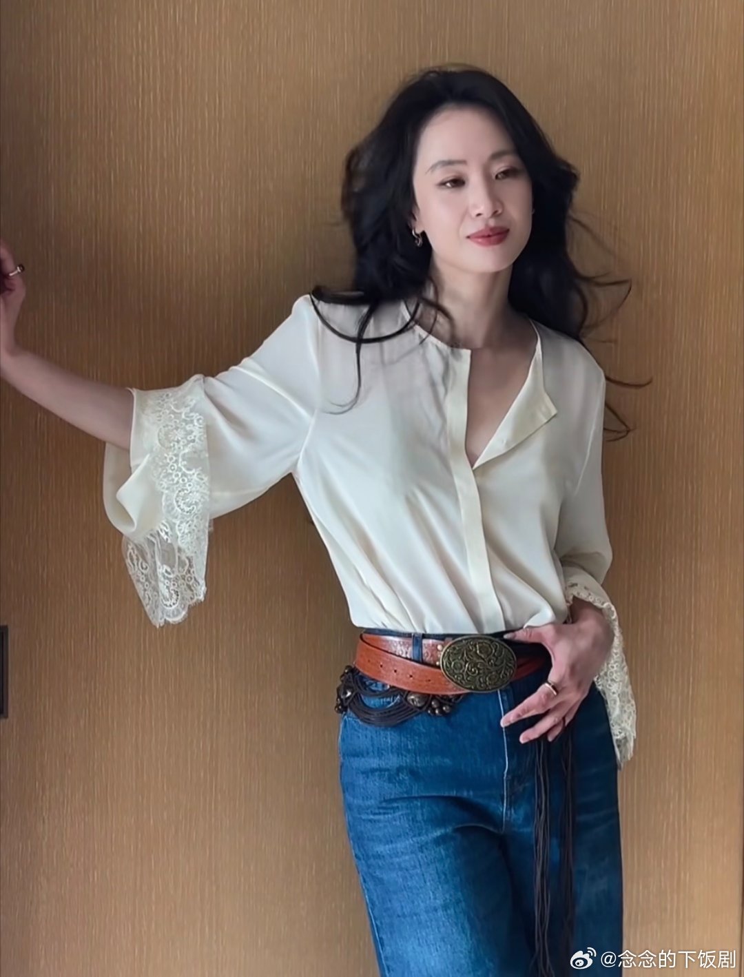 李梦新片衣服是自己设计的 李梦飘了开始自己设计衣服了李梦不仅演技在线，还亲自参与