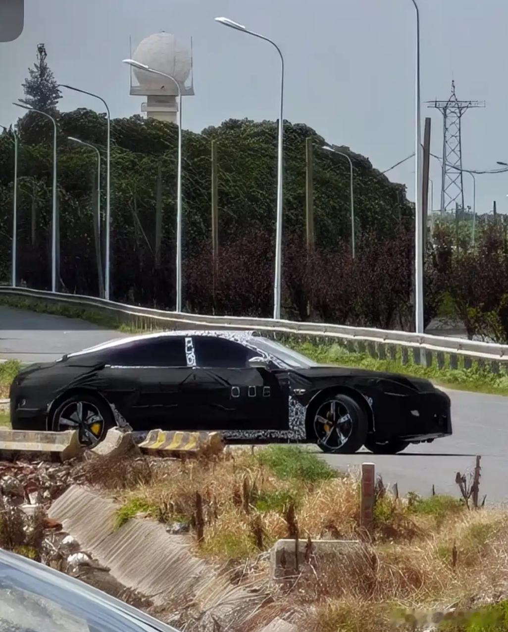 兄弟们！小米SU7 L要来了？现在流出一组谍照，虽然尾部和SU7很像！但是车身比