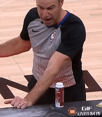 NBA先时光倒流：库里这一球被吹假摔，时隔39秒。[我想静静][我想静静][我想