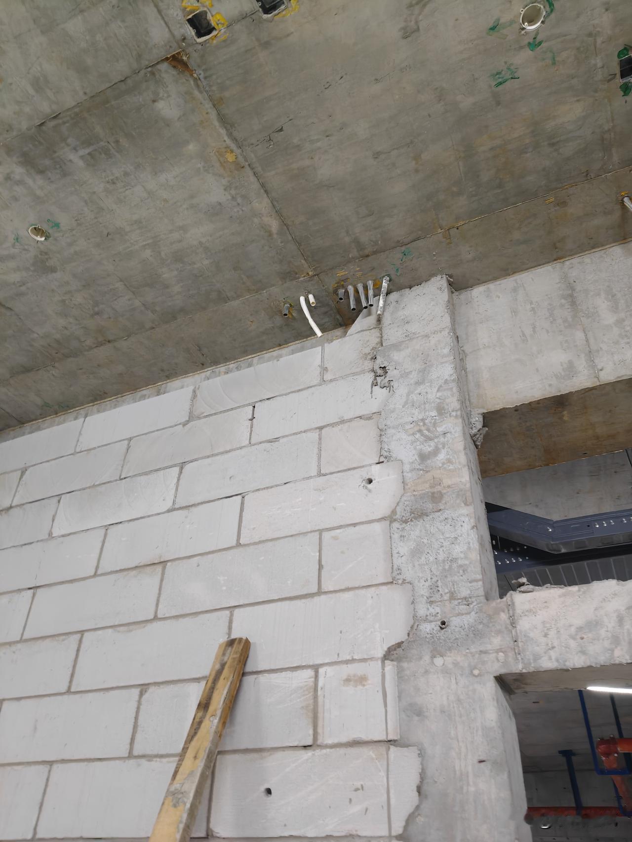 监理核心工作是对工程质量、安全、进度、造价进行全过程管控。

施工前熟悉图纸、核