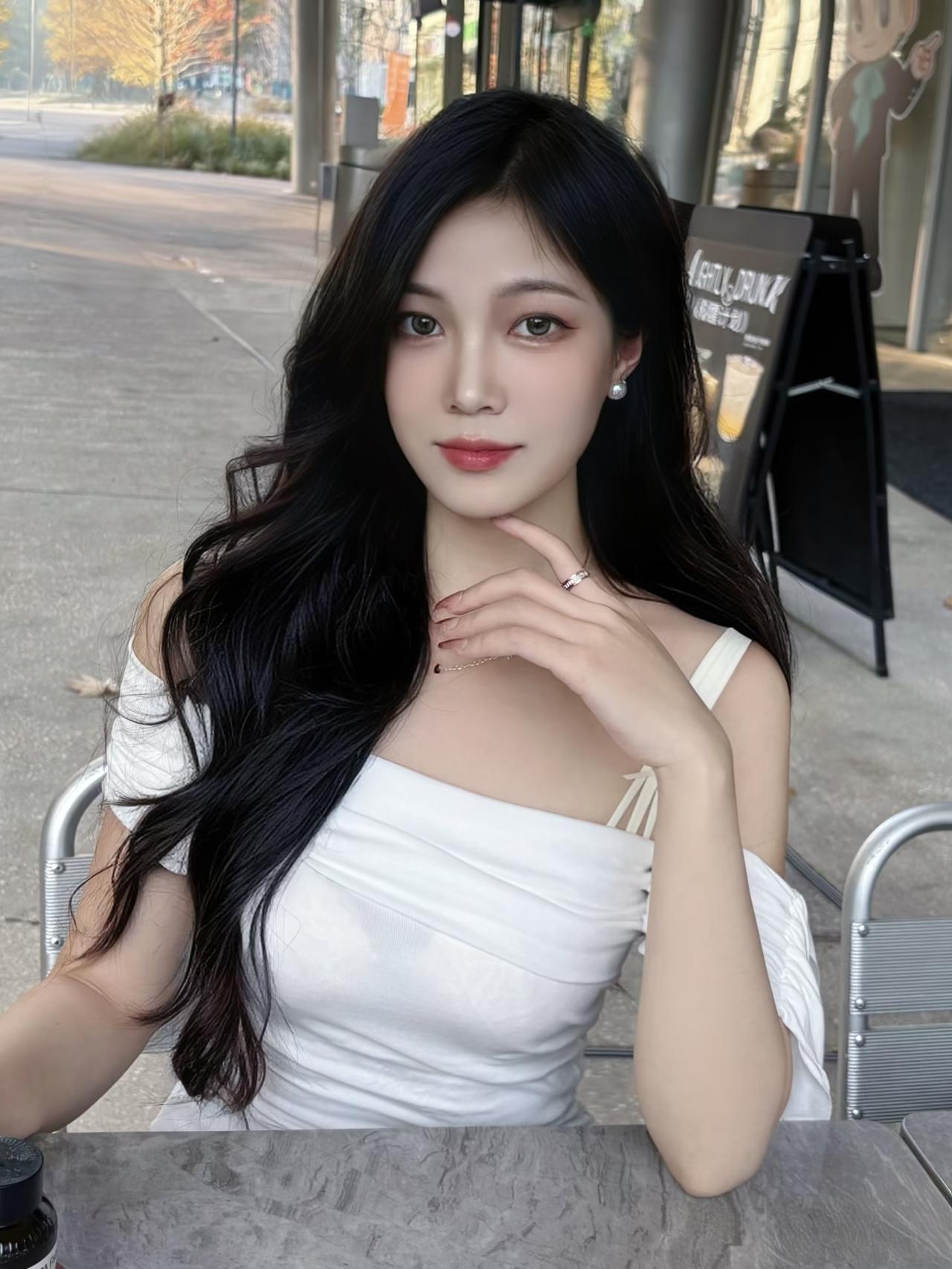 什么样的穿搭可以成为气质女神?黑色的长发，普通的白色的长裙就可以展示出美女清新的