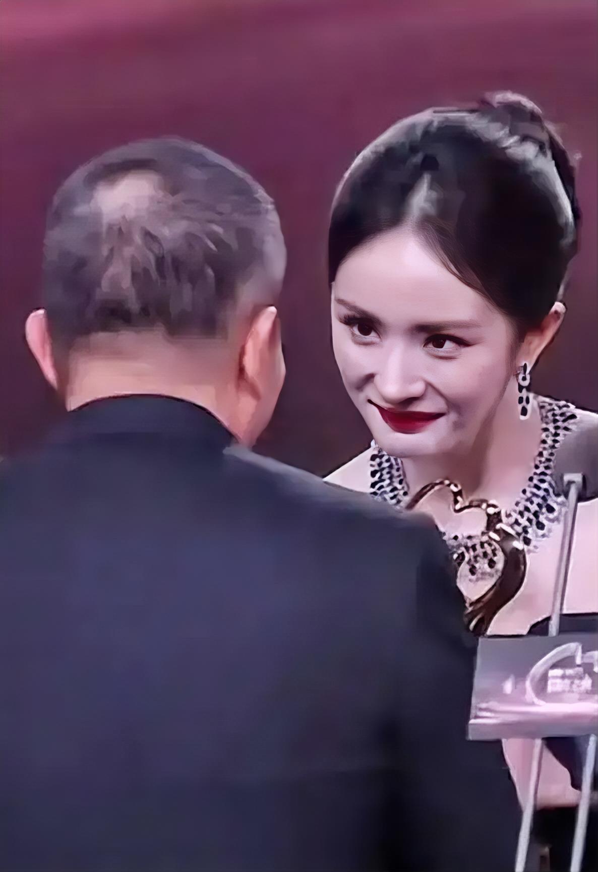 杨幂，微微一笑很倾城，眼睛里满满的故事，跌宕起伏，估计没有哪个人能扛得住这揪心的