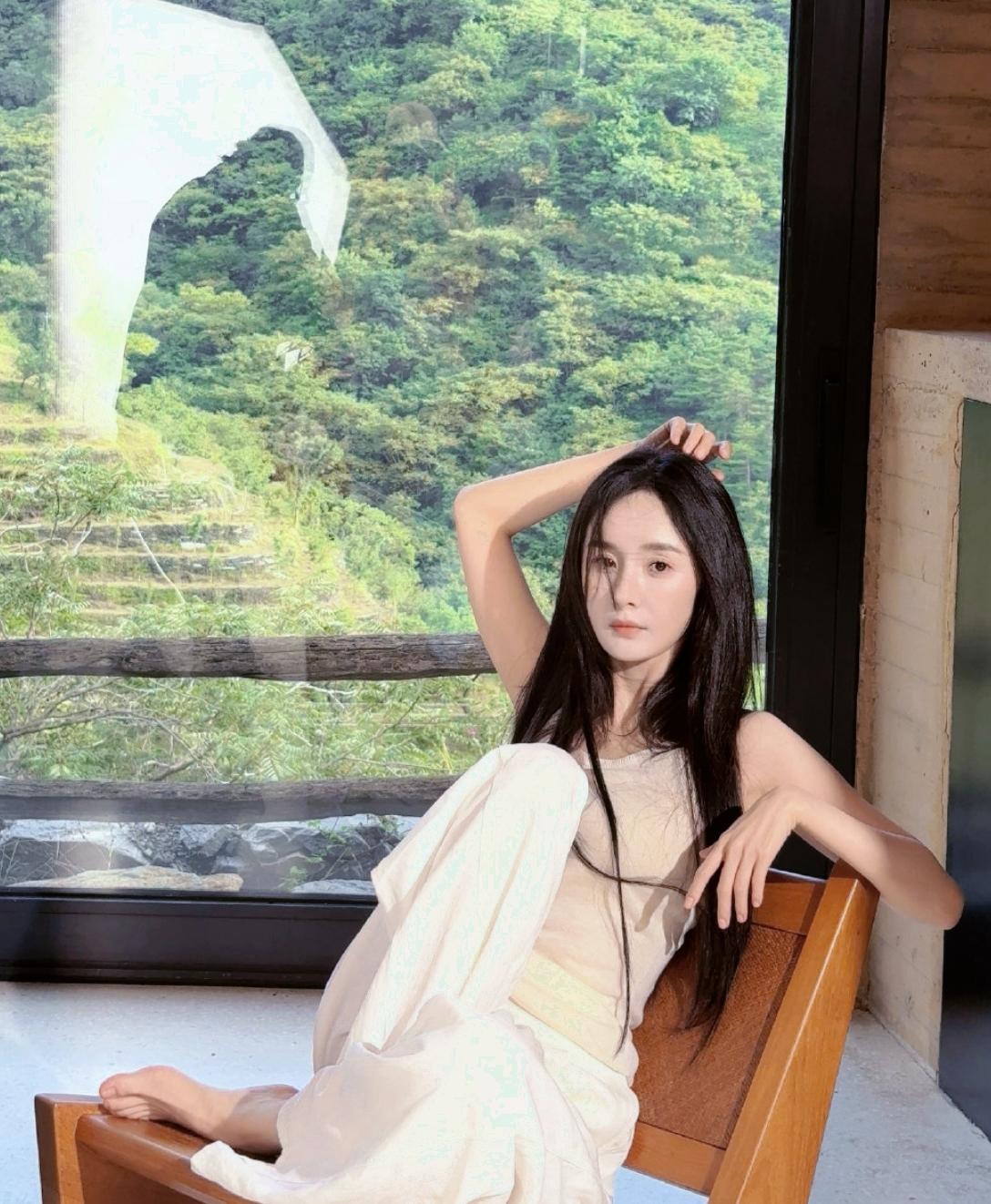 @杨幂 ～来不及穿鞋子[比心]
