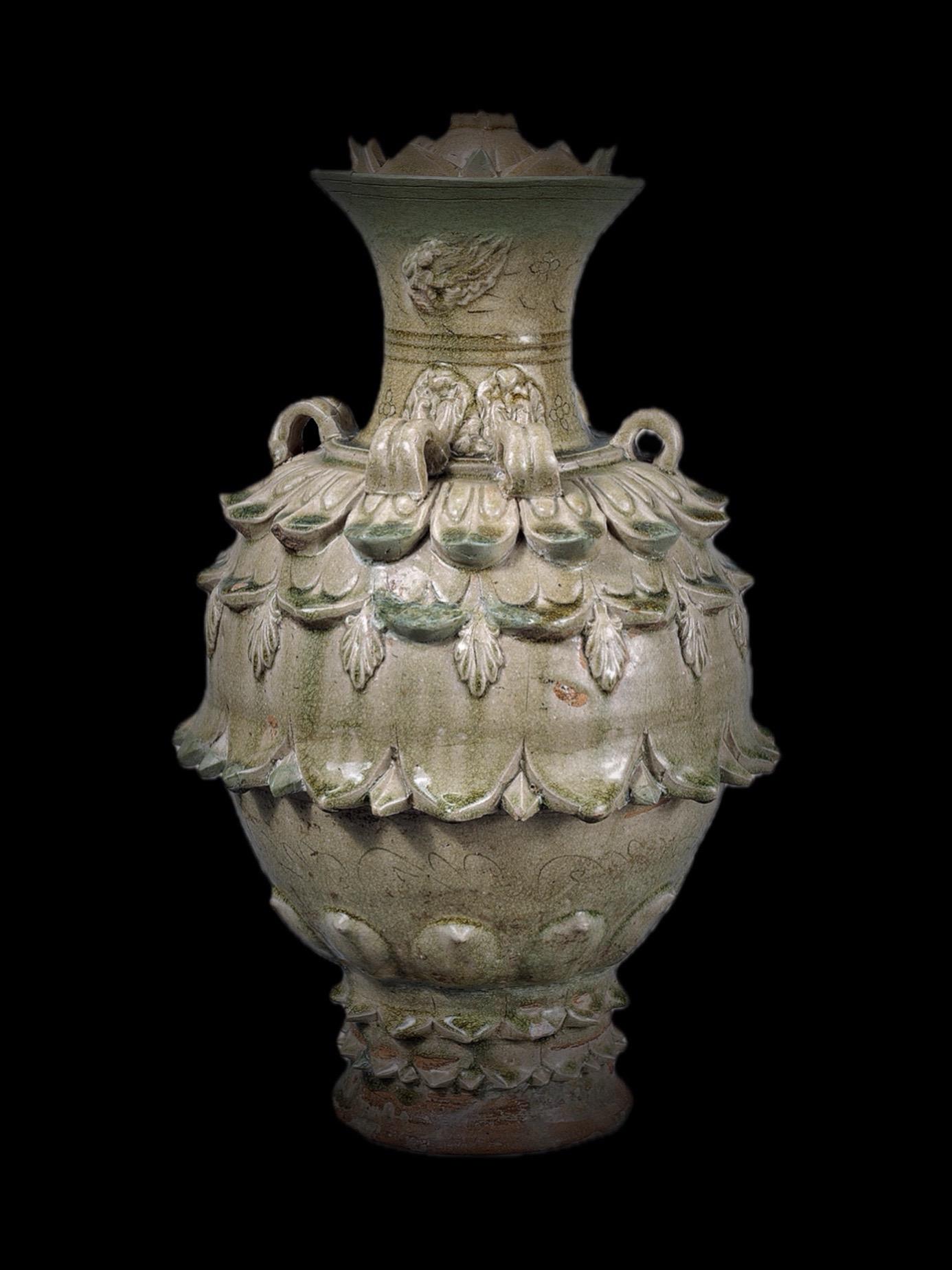 南北朝·青瓷莲花尊。南朝四百八十寺，多少楼台烟雨中——唐·杜牧《江南春》 
1948年河北省景县封氏墓群出土4件莲花尊，为当时华北人民政府收集所得
1955年北京历史博物馆进行复查，调查发现莲花尊出土于封子绘墓和祖氏墓之中，每墓出土两件，现分别藏于故宫博物院、河北省博物院和中国国家博物馆
其中国博这件2013年被列入第三批永久禁止出境文物名单 
四件莲花尊的尺寸分别为：
国博：口径19.4厘米、足径20.2厘米、通高63.6厘米
故宫1: 口径19厘米、足径20厘米、高67厘米
故宫2: 口径15.5厘米