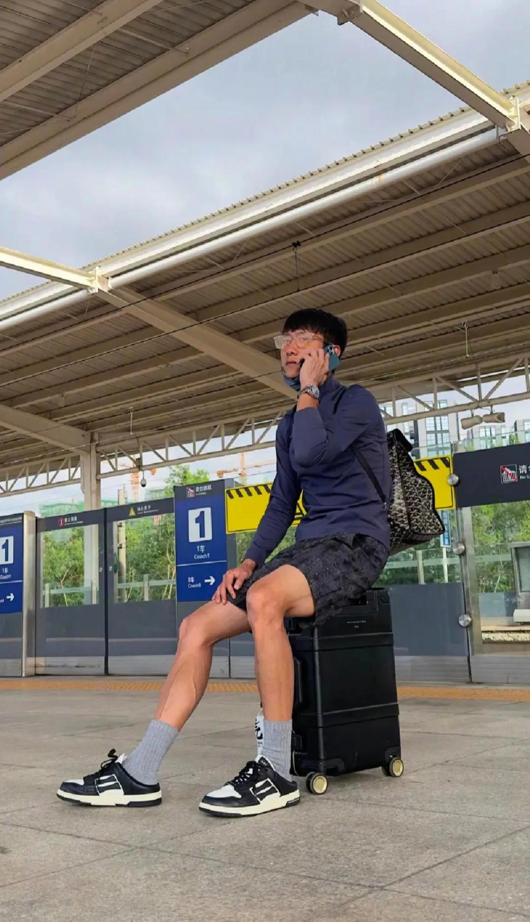 谁能想到，这个又黑又瘦在等高铁的是张一山…我比较好奇拍照的人是在怎么里拍的，硬生
