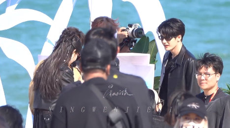 何炅问檀健次孟子义丁程鑫内搭穿了啥 何老师真的是好六团的气氛担当！主动问内搭还扒