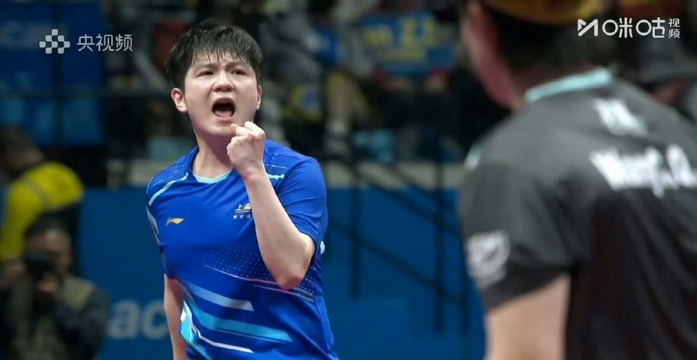 11月15日的全运会男单半决赛，王楚钦与樊振东的对决堪称国乒巅峰盛宴。开局王楚钦