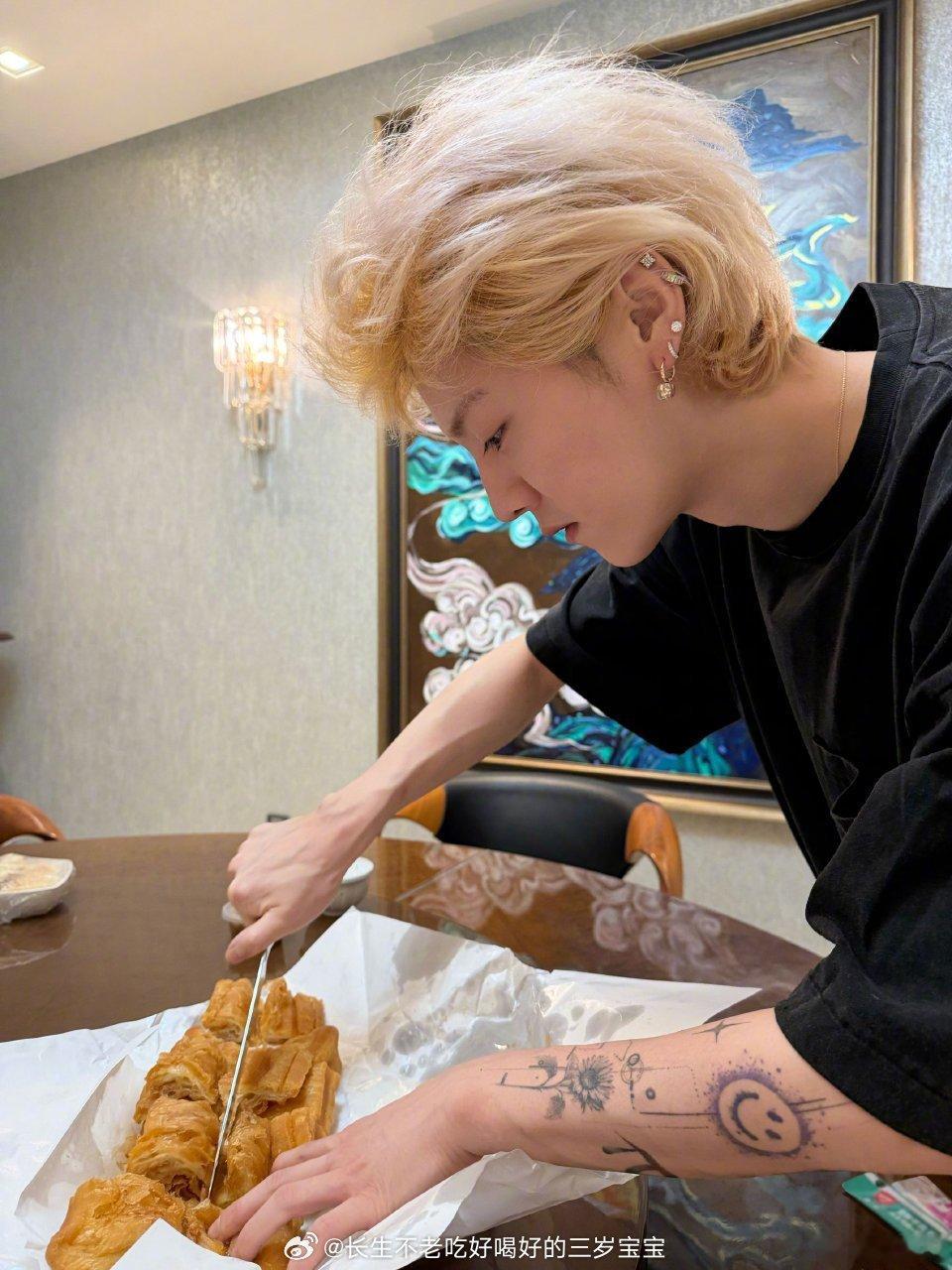 都来看看我们鹿晗家的“馒头”！不愧是咱哥养的，连可爱都要赢在起跑线上！ 