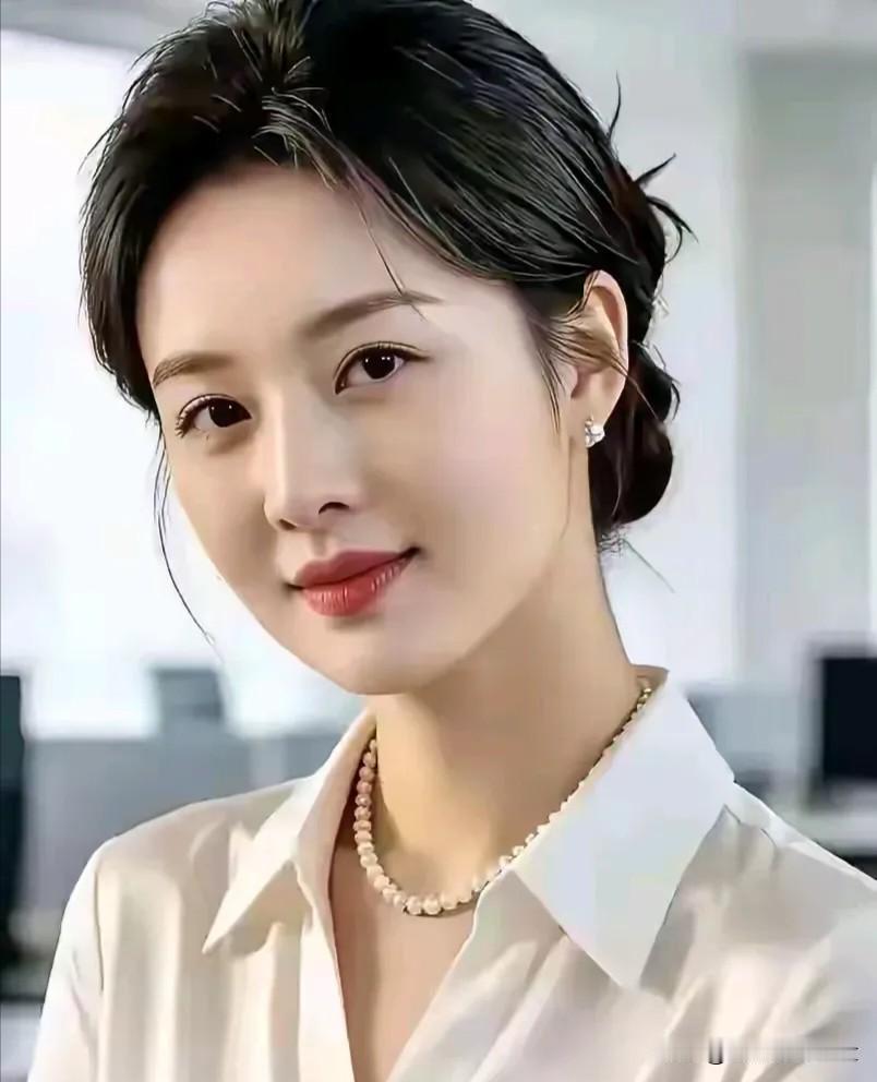 一剪梅·职场清韵
 
素领轻衫映浅柔，云发盘收，珠串垂喉。
明眸含笑自温舒，一室
