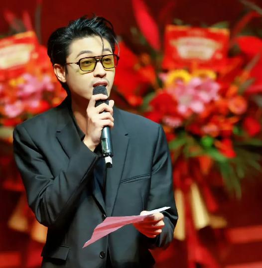 郭德纲是真疼徒弟啊！[心]

11月24日这天，秦霄贤在郭德纲和众多师兄弟的拥护