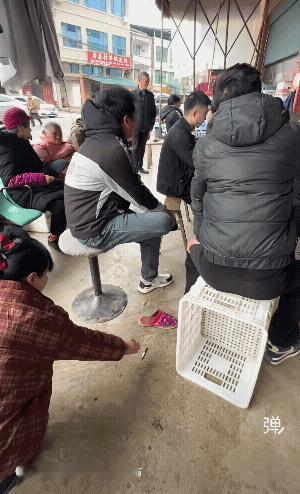 不能开这个玩笑，危险！太危险了，烫伤、摔坏都不是好玩的。你们认为好笑吗？都不知道