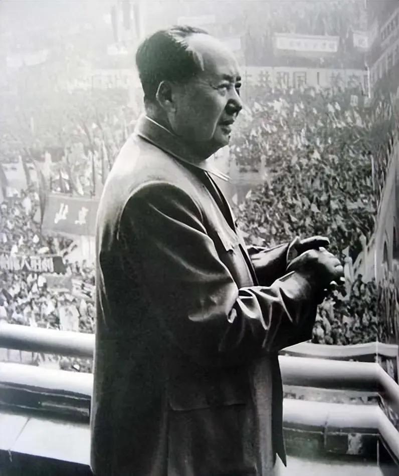 他是喊"人民万岁"的人，人民对他是发自肺腑地高呼″万岁"！中国人民世世代代不会忘