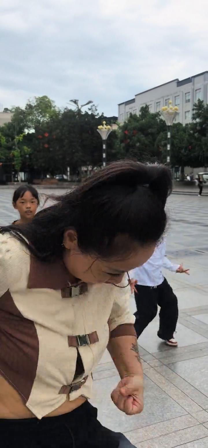 在迎春风度，祝红尘许北多，不如自洒脱。