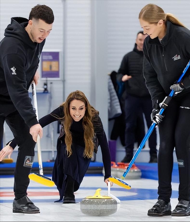 运动款凯特活力再现！[击掌]
威尔士夫妇在苏格兰访问冰壶学院，
那个运动女孩强势