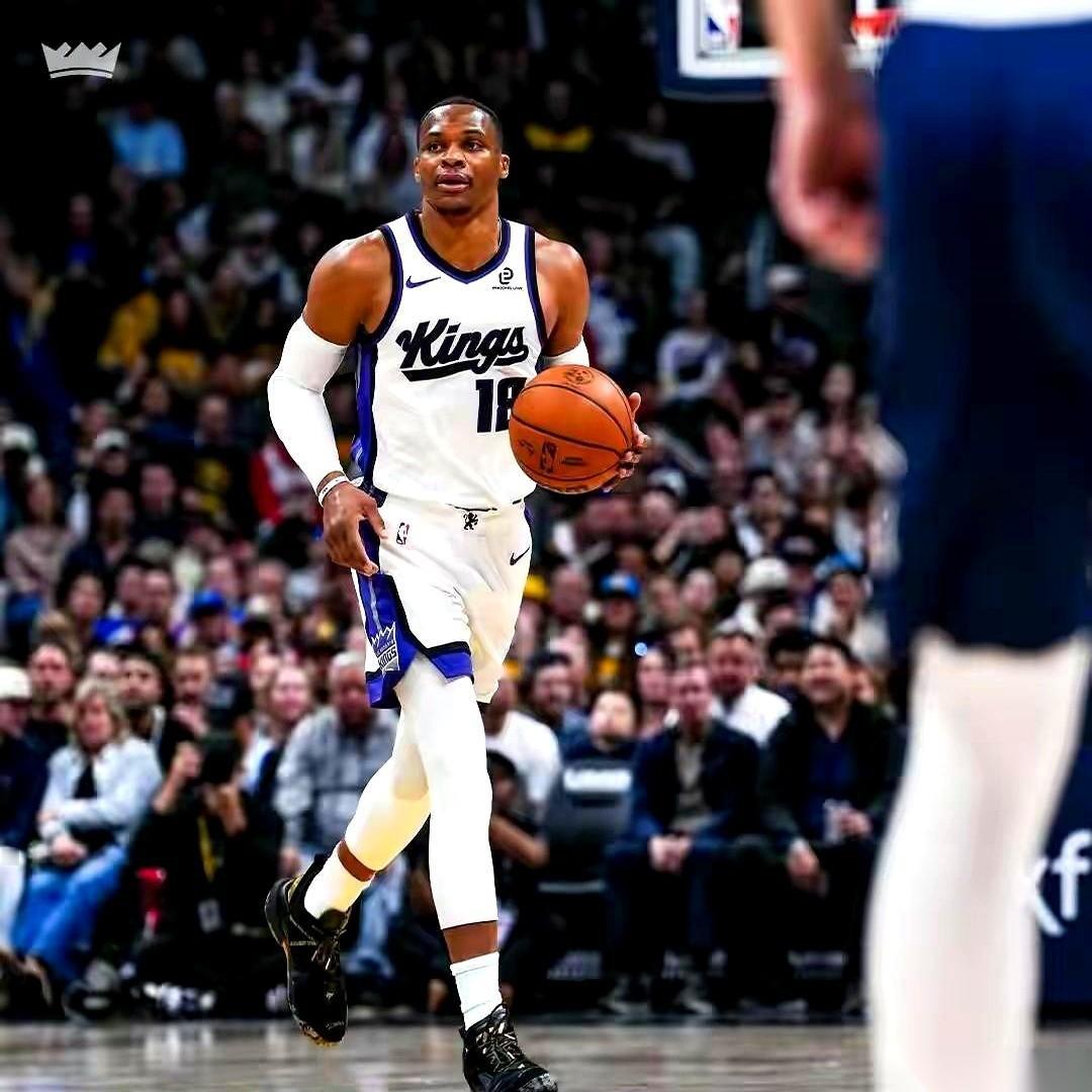 一个1米91的控卫，被扔去打大前锋。
你没看错，就是你想的那样，让他去肌肉森林里