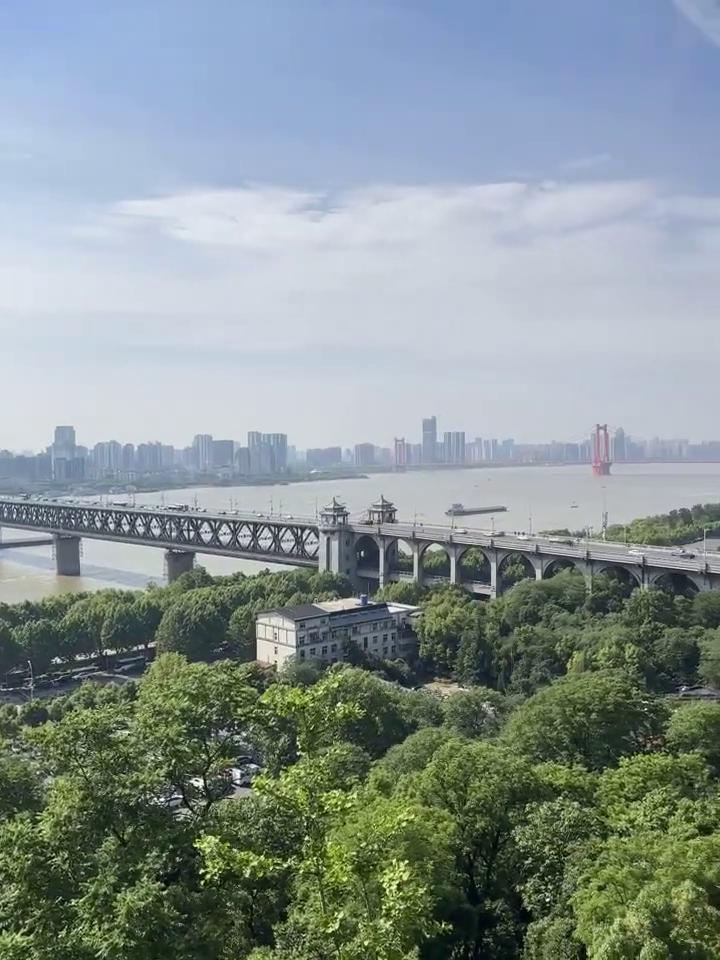 今天就是立夏了，夏季的第一个节气，希望夏天的风能够吹来更多的好消息。有惊喜、有心