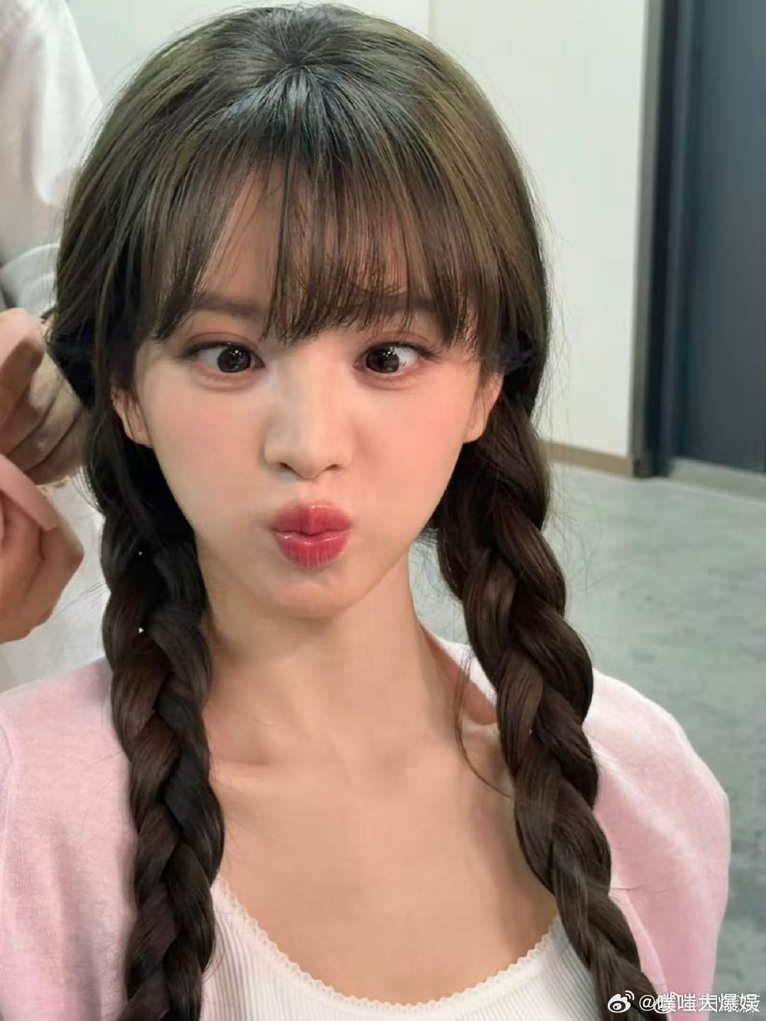田曦薇草莓味的天才少女田曦薇剧宣期状态少女灵气扑面而来，田曦薇剧宣松弛灵动，草莓