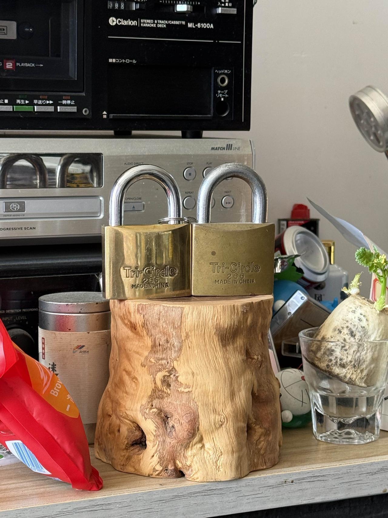 人生的终极意义，哪有什么标准答案。存在主义说人生本无预设意义，像张白布，我们靠选